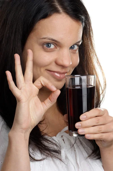 一个年轻女人喝一些冷汁 — 图库照片
