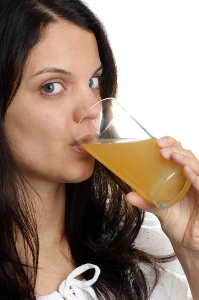 Ung Kvinna Dricker Lite Kall Juice — Stockfoto