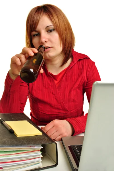 Egy fiatal nő iszik az ő íróasztal — Stock Fotó