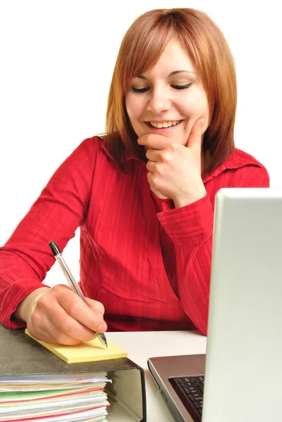 En ung kvinna sitter vid hennes skrivbord — Stockfoto