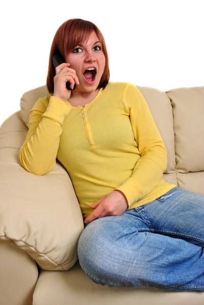 Jovem mulher está falando em um telefone — Fotografia de Stock