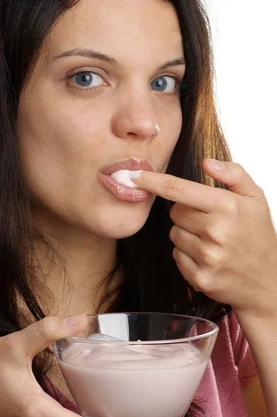 Egy Fiatal Friss Joghurtot Eszik Egy Tál — Stock Fotó