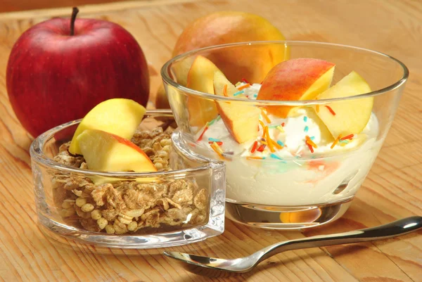Granen met yoghurt in glazen kommen voor het ontbijt — Stockfoto