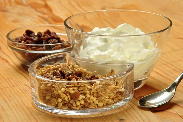 Joghurt-, üveg-tálak, a reggeli gabona — Stock Fotó