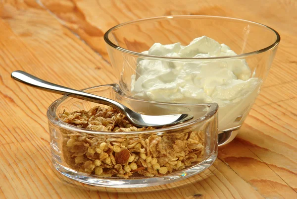 Зерно з йогуртом у скляних мисках на сніданок — стокове фото