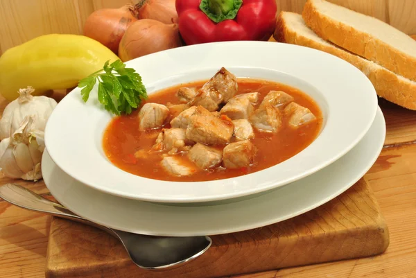Sopa de gulash con verduras y pan — Foto de Stock