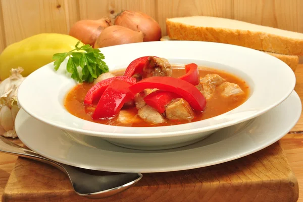 Sopa de goulash com vegetais e pão — Fotografia de Stock