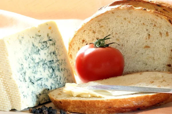 Tablero de madera con un poco de queso de molde azul —  Fotos de Stock