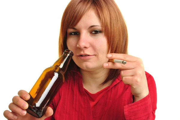 Молодая женщина пьет из коричневой бутылки — стоковое фото