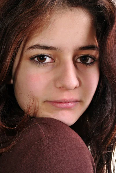 Eine junge Frau blickt in eine Digitalkamera — Stockfoto