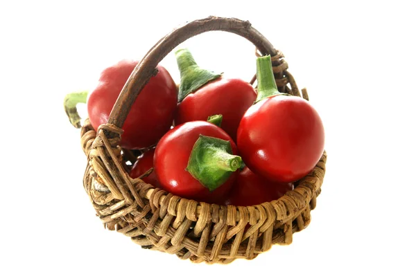 Páprica de cereja vermelha orgânica em uma cesta — Fotografia de Stock