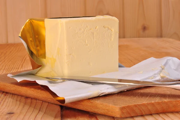 Uma margarina de cubo e uma faca de cozinha — Fotografia de Stock