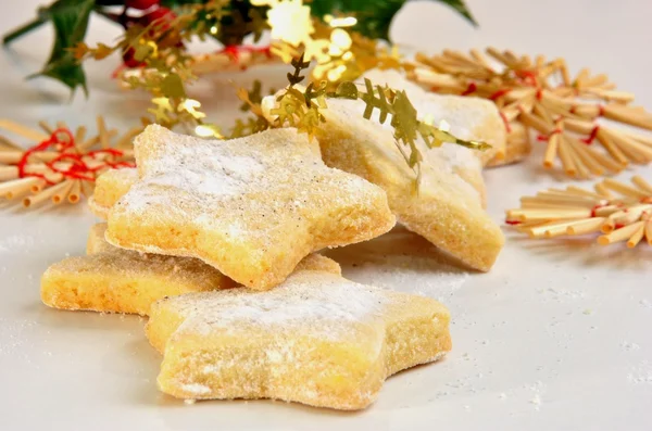 Galletas de vainilla en forma de estrella decoradas con azúcar de vainilla —  Fotos de Stock