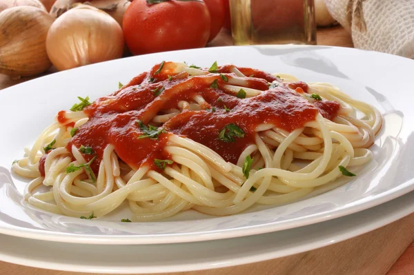Спагетти собственного производства с органическим томатным соусом — стоковое фото