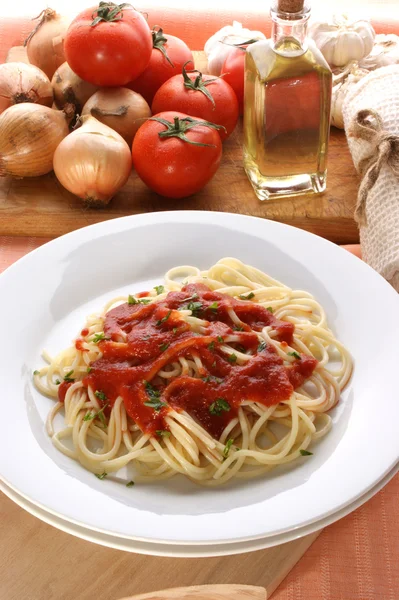 Ev yapımı organik domates soslu spagetti — Stok fotoğraf