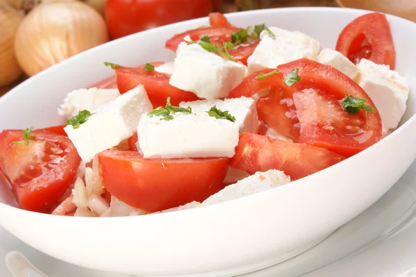 Salada grega orgânica em uma tigela branca — Fotografia de Stock