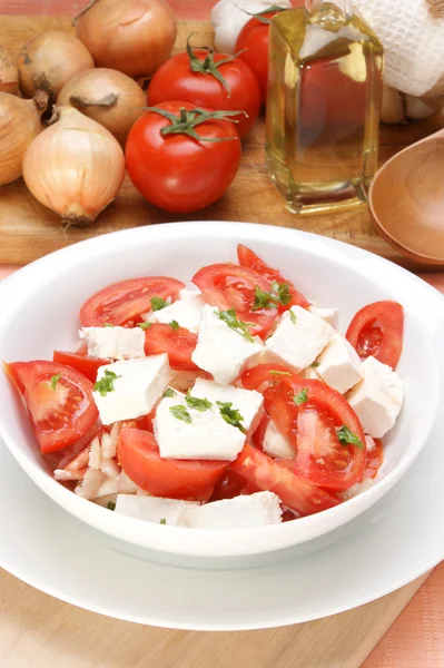 Органический греческий салат в белой миске — стоковое фото