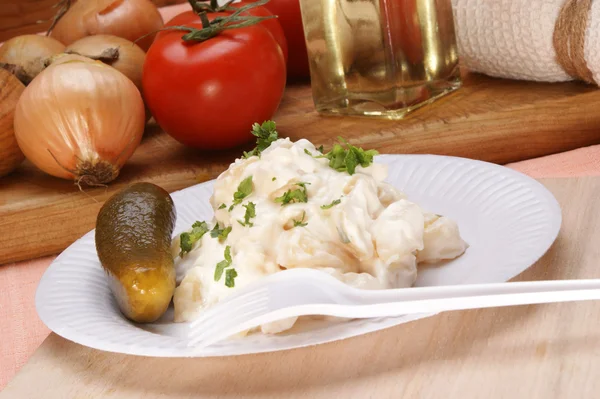Картофельный салат с маринованным огурцом — стоковое фото