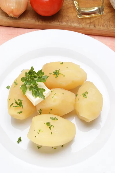 Петрушка і масло на вареній картоплі — стокове фото