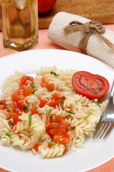 Makaron z pomidorami, sosem słodko-kwaśnym — Zdjęcie stockowe