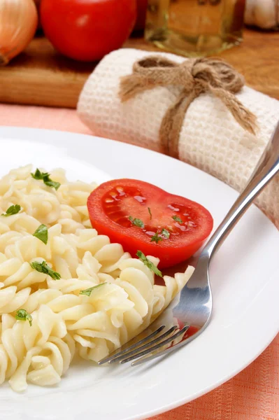 Pasta met sommige peterselie en biologische tomaten — Stockfoto
