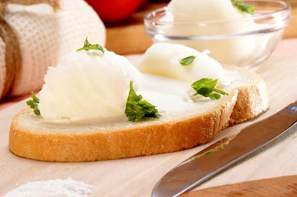 Spek met peterselie op zelfgebakken brood — Stockfoto