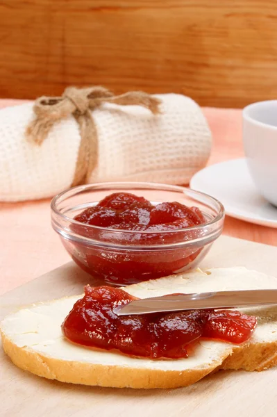 Home baked bread with organic strawberry jelly — Stock Photo, Image