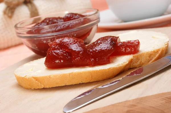 Home baked bread with organic strawberry jelly — Stock Photo, Image