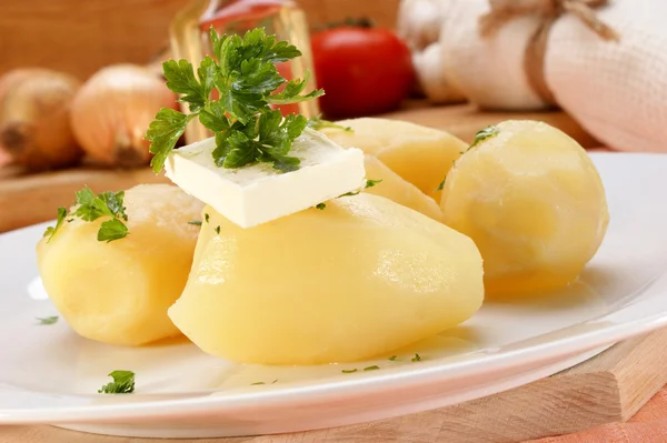 Peterselie en boter op gekookte aardappelen — Stockfoto