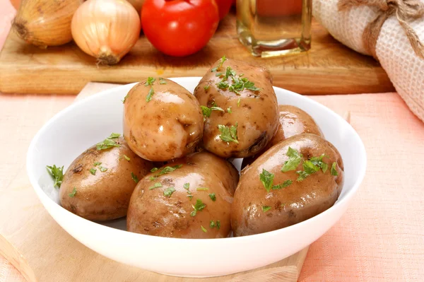 Vařené brambory s petrželkou v misce — Stock fotografie