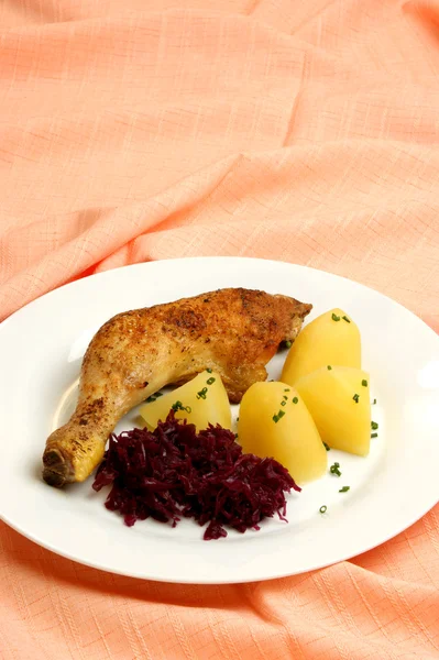 Grilované kuřecí stehno s brambory a červeným zelím — Stock fotografie