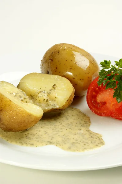 Batatas fervidas com molho de salsa em uma chapa — Fotografia de Stock