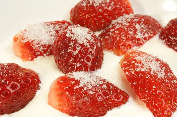 Gesüßte frische Erdbeeren und Milch in einer Schüssel — Stockfoto