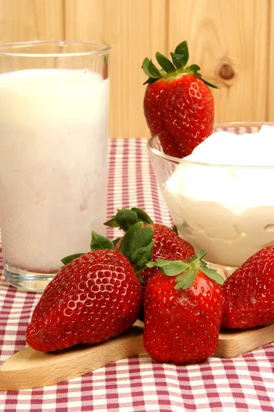 Färska jordgubbar, yoghurt och mjölk till frukost — Stockfoto