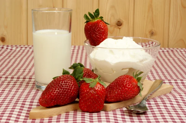 Morangos frescos, iogurte e leite ao pequeno-almoço — Fotografia de Stock