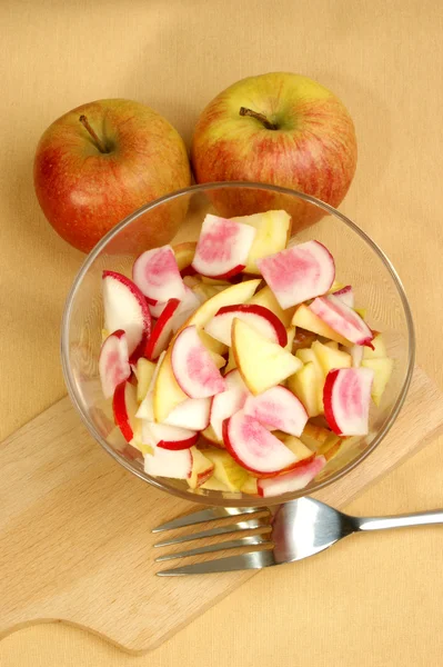 Свіжий яблучний салат з редьки у скляній мисці — стокове фото