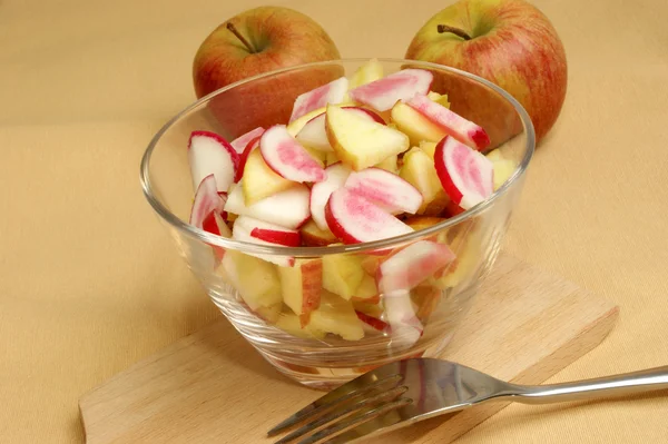 Salát ředkvičky čerstvé jablko ve skleněné míse — Stock fotografie