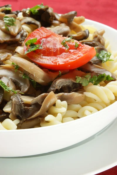 Pastasalade met champignons en biologische tomaten — Stockfoto