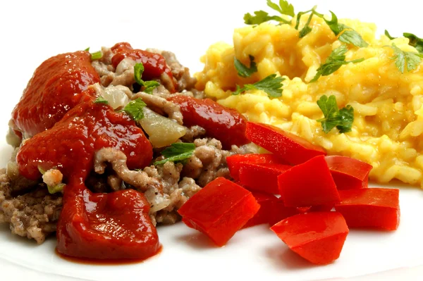 Mięso mielone z pomidorowym sosem i kurkuma ryżu — Zdjęcie stockowe
