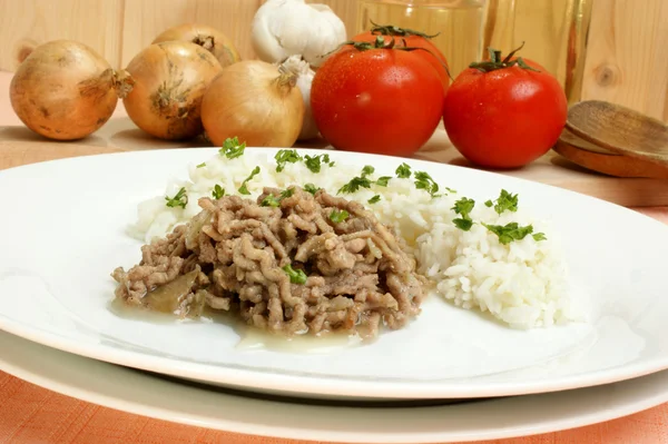 Mięso mielone z ryżem na białym talerzu — Zdjęcie stockowe