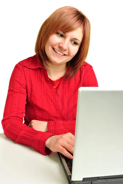 Office Segéd-ban piros Női blúz, működő-ra egy laptop — Stock Fotó