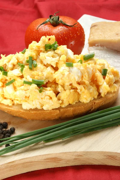 Organische scrambled egg op een sneetje brood — Stockfoto