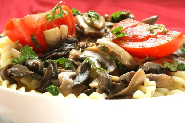 Pastasalade met champignons en biologische tomaten — Stockfoto