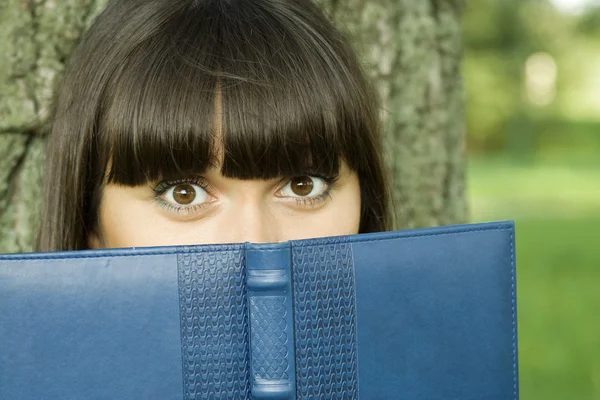Vrouw in een park met een notebook — Stockfoto