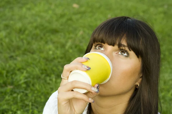 在公园喝咖啡的女性 — 图库照片
