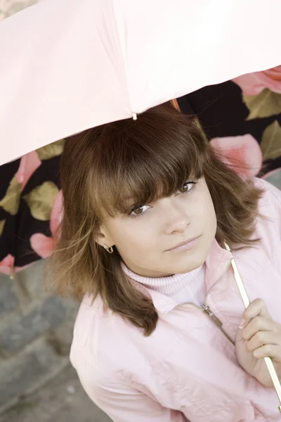 Девушка в розовом под зонтиком — стоковое фото