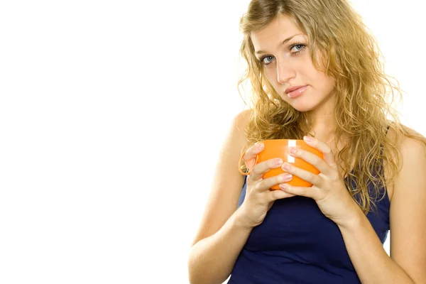 Vacker flicka med en kopp te — Stockfoto