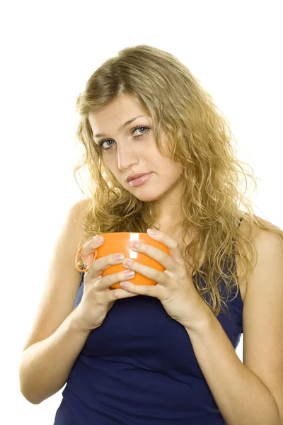 Красивая девушка с чашкой чая — стоковое фото