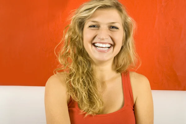 Молодая женщина смеется — стоковое фото