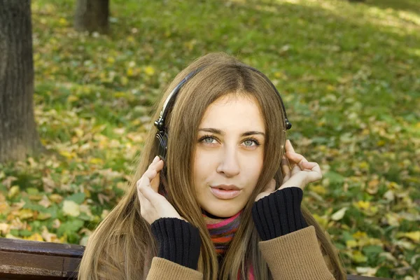 Fejhallgató ősszel lány — Stock Fotó